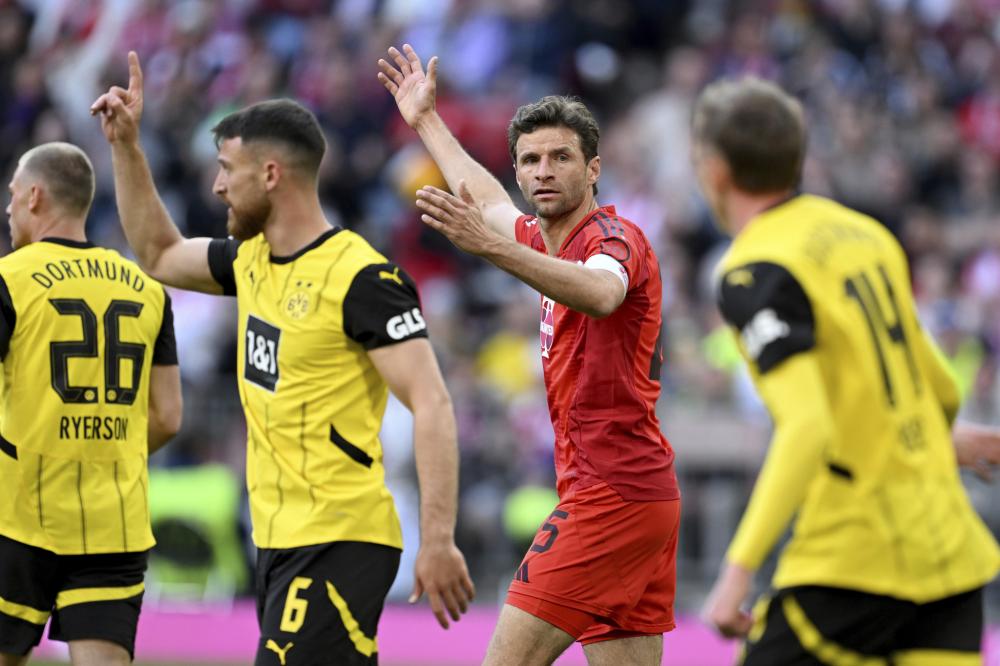 库里父子三人!斯蒂芬晒自己与父亲戴尔、弟弟赛斯的合照.